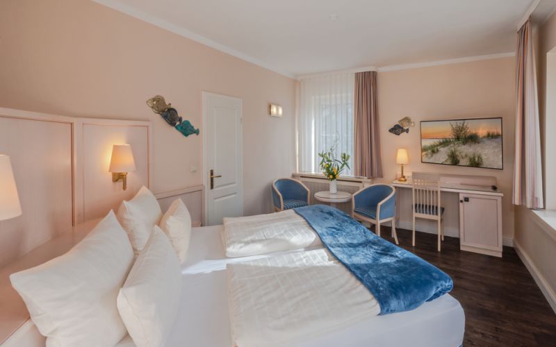 Doppelzimmer Landseite im Strandhotel Vineta mit Doppeltbett, Sitzecke und TV