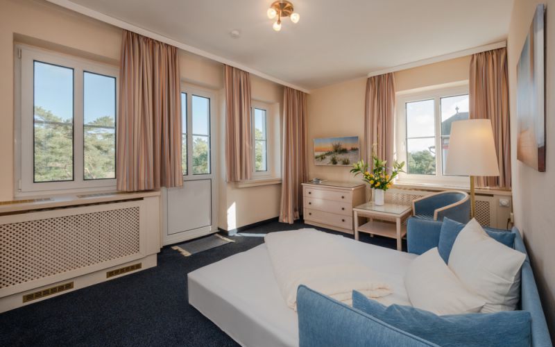 Aufbettungsmoeglichkeit mit dem Schlafsofa in der Suite im Vineta Strandhotel