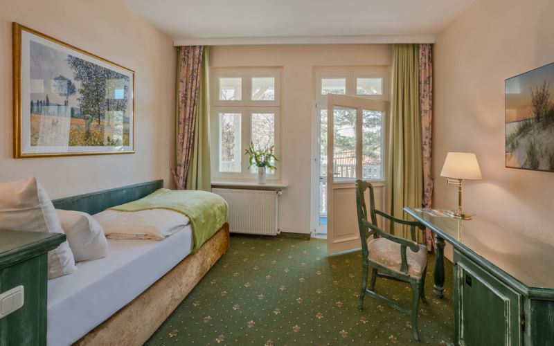Einzelzimmer im Chalet Vineta mit Schreibtisch und Balkon