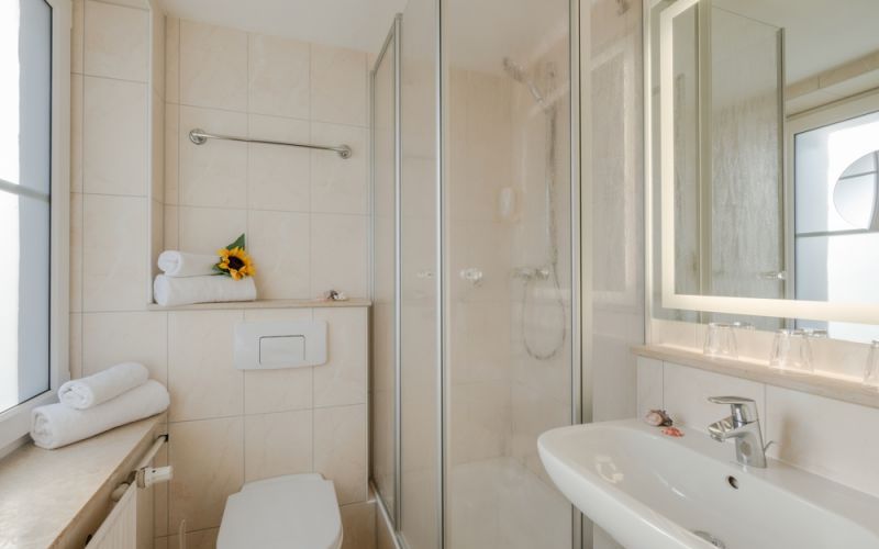 Badezimmer einer Suite in den Vineta Strandhotels
