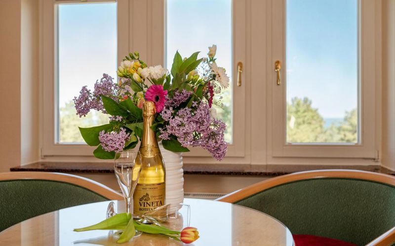 Willkommensgruss mit Tulpenstrauss und VINETA - Sekt